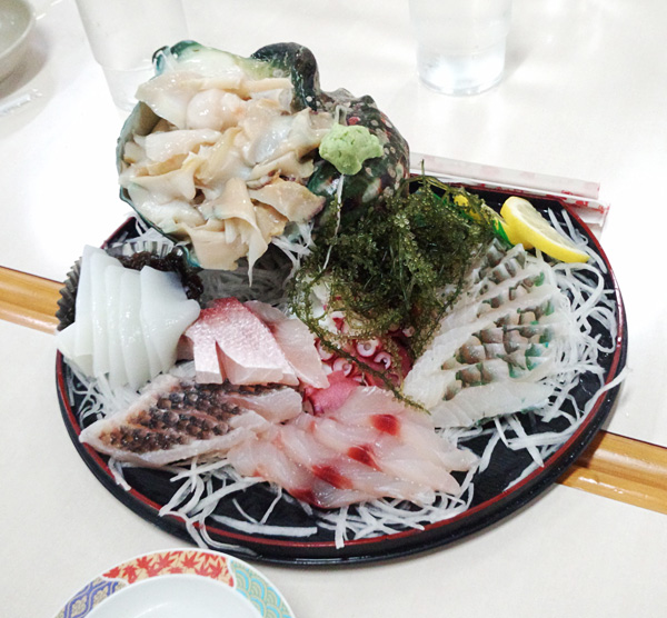 沖縄旅行で青い魚 アオブダイを牧志公設市場で食べてきました Wataame Frog
